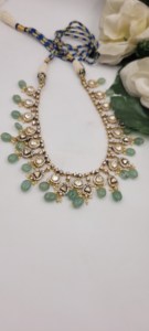 Conjunto de collar tradicional en verde menta y polki con intrincado trabajo kundan de inspiración floral y cuentas colgantes. - Product Image 2
