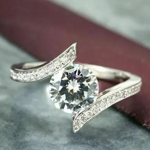 Anello di Fidanzamento Q118 per Donna in Oro Bianco con Diamante Taglio Brillante Rotondo Colore G Naturale e Diamanti Laterali - Product Image 1