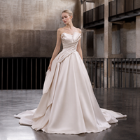 Robe de mariée en satin champagne, bustier, asymétrique, drapée, avec drapé latéral, coupe trapèze, traîne chapelle, sur mesure, vente en gros