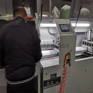 Scie à découper l'aluminium CNC à tête unique contrôlée par PLC avec certificat CE pour la fabrication et le traitement des métaux industriels - Product Image 2