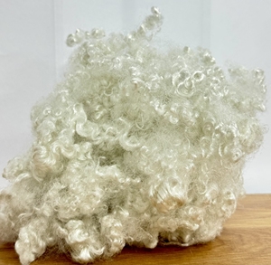 Fibre creuse en polyester recyclé non siliconée 15D 64mm à prix abordable pour rembourrage de coussins de dossier de canapé - Product Image 1