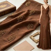 Tissu en polyester à base de daim brun avec broderie florale en perles tubulaires dorées, texture rétro tridimensionnelle pour filles et garçons