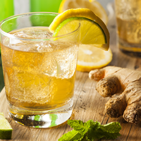 Gemaakt in Italië 700ml Gemberlikeur 30% Alcohol Hydroalcoholische Infusie voor het maken van originele cocktails, gerijpte fles