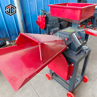 Petite machine à hacher la paille pour la préparation d'aliments pour animaux de ferme, avec une structure compacte et une coupe efficace de l'herbe, du foin et de la paille