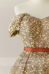 Ruolai LWC6809 abito da sera lucido oro a linea con spalline scollo a V con perline maniche rimovibili con paillettes e abito da festa rosso - Product Image 5