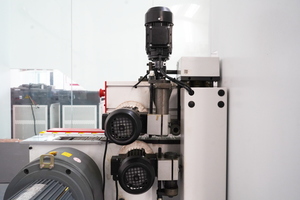 Opération intelligente 8 fonctions Bande de chant automatique Machine <span class=keywords><strong>à</strong></span> plaquer les chants <span class=keywords><strong>à</strong></span> grand moteur avec dispositif d'évitement de trou de charnière - Product Image 3