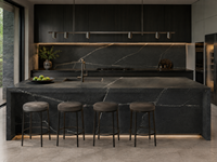 Dalles de granit noir volcanique pour îlots de cuisine, comptoirs de bar, encadrements de cheminées, panneaux de façade extérieure, buffets en pierre, carrelage de sol