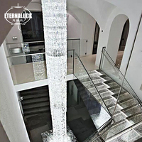 Lustre en cristal mené d'intérieur d'escalier duplex de villa de mariage de style contemporain