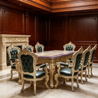 Ensemble de table à manger de luxe européenne avec plateau en marbre, chaises en bois massif sculptées à la main avec finition dorée et revêtement en cuir vert, vente en gros