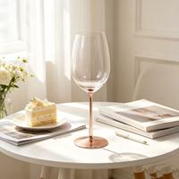 Verre à vin personnalisé, durable et écologique, design irrégulier à pied, soufflé à la main, créatif et tendance, cadeau d'affaires pour vin rouge