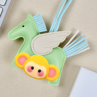Porte-clés personnalisé mignon en forme de cheval volant, breloque de sac, pendentif de sac à main en cuir de poney de dessin animé, accessoires de porte-clés de voiture avec pompon, vente en gros