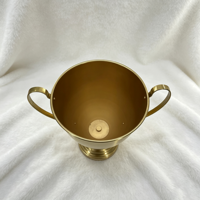 Coupe de trophée en métal doré gravée sur mesure, classique, à double poignée, pour compétition sportive.