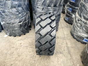 ยางล้ออุตสาหกรรมแบบแข็ง รุ่น L-5C ลายดอกยางแบบ Deep Pattern Bias สำหรับรถ Skid  สภาพใหม่ ขนาด 10-16.5 และ 12-16.5 - Product Image 3
