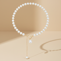 Collier ras du cou élégant en fausses perles avec fermoir à bascule doré et pendentif pompon, idéal pour le quotidien, les fêtes et les mariages