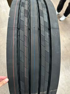 Neumáticos para Camión 11R22.5 11R24.5 295/80R22.5 Llantas TBR para Autobús, Carretera Mixta y Minería - Product Image 1