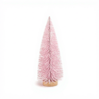 Individuell gestalteter, farbenfroher Mini-Weihnachtsbaum, künstlicher Baum mit Holzsockel für die Weihnachtsdekoration zu Hause oder auf dem Tisch.