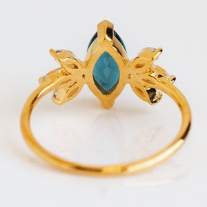 Anillo de Joyería para Mujer con Diseño Nuevo, Plata S925, Topacio Azul Londres Natural y Circonita Cúbica en Forma de Pétalo - Product Image 3