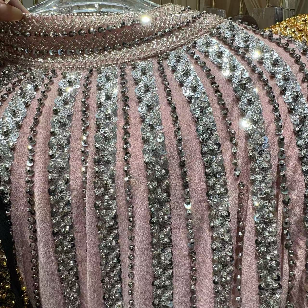 Robe de mariée rose brodée de perles