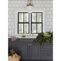 Fenêtre à double battant sur mesure en grille noire avec cadre blanc pour projet de construction de villa moderne de style farmhouse