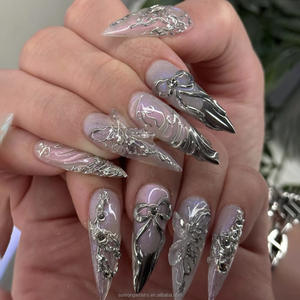 أظافر صناعية طويلة مدببة باللون الوردي والأرجواني مع فيونكة وطباعة فضية ساخنة - Product Image 1