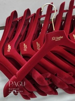 Logo personnalisé pour les cintres à vêtements. Cintres à vêtements en velours rouge luxueux, personnalisés. Convient aux hôtels, aux magasins de mariage, etc.