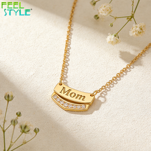 Collana con Ciondolo Ipoallergenico per la Festa della <span class=keywords><strong>Mamma</strong></span>, in Acciaio Inossidabile Placcato Oro 18K PVD, con Incisione MOM & DAD e Inserto in Zirconia Cubica - Product Image 1