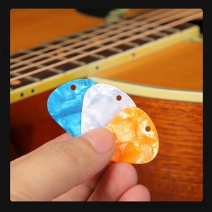 Médiators de guitare en celluloïd avec trou pré-percé, motif marbré coloré, pour la fabrication de colliers et bijoux DIY - Product Image 3