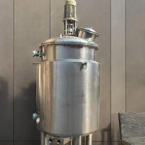 Tanque de mezcla industrial de acero inoxidable con agitador de motor montado en la parte superior para aplicaciones de procesamiento químico y alimentario. - Product Image 3