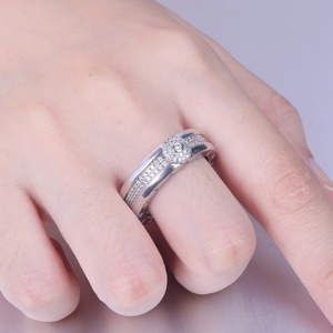 Anillo de Plata de Ley 925 con Baño de Rodio, Diseño Único y Brillante, con Letras y Diamantes de Circonio Cúbico para Bodas y Fiestas - Product Image 4