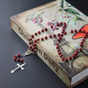 12 pezzi rosso profumo di perline in legno croce sacra ciondolo Guadalupe centro collana fatta <span class=keywords><strong>a</strong></span> <span class=keywords><strong>mano</strong></span> rosario cattolico con scatola - Product Image 4
