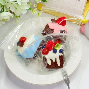 ของเล่นบีบเค้กบราวนี่สตรอว์เบอร์รีธีมอาหารแปลกใหม่ ของเล่นบีบเหนียวสุดๆ บรรเทาความเครียด ของขวัญสำหรับเด็กและผู้ใหญ่ ของเล่นบำบัด - Product Image 2