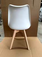 Chaises de salle à manger en plastique Tulip avec pieds en bois massif de hêtre, style nordique, pour salon, hôtel, restaurant, café - Vente en gros usine