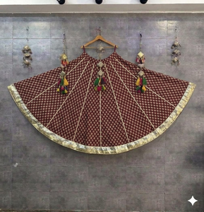 Lehenga Choli Tradicional con Estampado Marrón y Borde Dorado, Diseño Étnico para Navratri y Garba, Falda Festiva, Chaniya Choli - Product Image 1