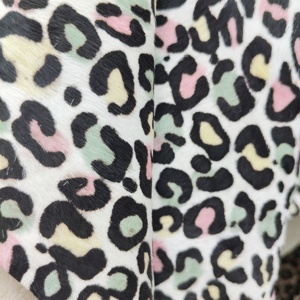 Pelle di vacca con pelo, stampa leopardata, motivo animale, materiale in vera pelliccia di mucca - Product Image 1