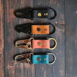 En stock : Porte-clés portable d'extérieur, en cuir PU, porte-clés mousqueton bec d'aigle, porte-clés gravé personnalisé. - Product Image 1