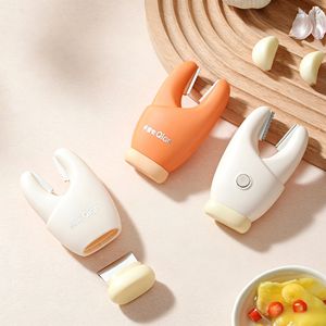Outil de cuisine domestique 2-en-1 : Éplucheur d'<span class=keywords><strong>ail</strong></span> et grattoir à gingembre, pince à <span class=keywords><strong>ail</strong></span> magnétique pour éplucher et retirer les tiges, avec poignée - Product Image 1
