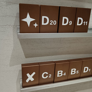 Etiquetas de metal con nombre para salón de belleza y barbería, diseño moderno y sencillo, resistentes, rectangulares y redondas, con logotipo y número. - Product Image 3