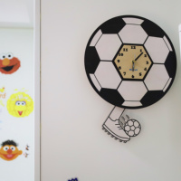 Jam dinding jam Pendulum kayu sepak bola, desain baru kreatif jam dinding kuarsa Super senyap Dekorasi Jam dinding kamar anak laki-laki