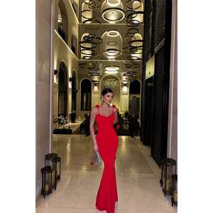 Vestido de Noche Rojo Satinado con Diseño de Rosa Dominicana, Cintura Imperio, Estilo Sencillo para Fiesta, con Volantes, Drapeado, Pedrería, Perlas y Lentejuelas, Largo hasta el Suelo - Product Image 5