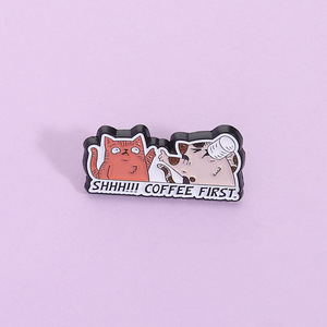Broche de Metal Fashion com Letras 'Shhh <span class=keywords><strong>Coffee</strong></span> First' para Amantes de Café e Gatos, Pin de Lapela para Decoração de Roupas e Canecas - Product Image 1