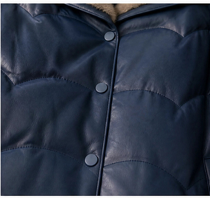 Cappotto in Pelle Imbottito di Media Lunghezza per Donna, Giacca Trapuntata con Bordo in Pelliccia di Visone su Colletto e Polsini - Product Image 5