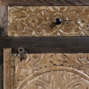 Armoire de salle à manger d'inspiration classique et patrimoniale, fabriquée en bois dur durable avec des sculptures artisanales détaillées et fonctionnelles - Product Image 3