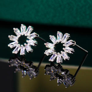 Orecchini a Perno a Forma di Fiocco di Neve in Oro Bianco con Cristalli Taglio Smeraldo e Strass, Gioielli Trendy da Festa per Donne - Product Image 4