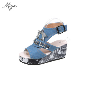 <span class=keywords><strong>Sandali</strong></span> Estivi da Donna con <span class=keywords><strong>Zeppa</strong></span> Alta <span class=keywords><strong>in</strong></span> Paglia, Tacco Alto, Cinturino Incrociato, Punta Aperta e Dettagli Traforati <span class=keywords><strong>in</strong></span> Denim <span class=keywords><strong>Blu</strong></span> - Product Image 5