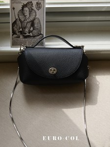 Sac à bandoulière en cuir de vachette premium avec petite rabat et chaîne, design intemporel, pour les sorties du <span class=keywords><strong>week</strong></span>-<span class=keywords><strong>end</strong></span> et les trajets sécurisés en Europe, vente en gros - Product Image 1