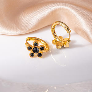 Boucles d'oreilles en acier inoxydable plaqué or avec fleur en zirconium - Product Image 3