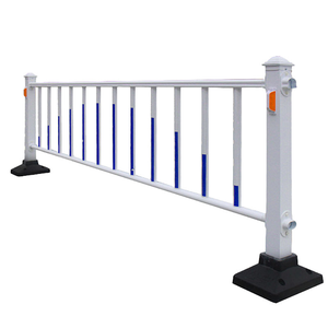 Barrière de sécurité routière en acier avec bandes bleues, revêtement en poudre, pour isolation des trottoirs, usage municipal - Product Image 1