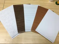 Panel de Techo de PVC al por Mayor, Panel de Revestimiento de Pared de PVC Impermeable e Ignífugo para Proyectos de Decoración de Interiores