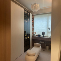 Dressing moderne sur mesure autoportant avec étagères ouvertes spacieuses, éclairage LED et îlot de présentation de bijoux pour villa