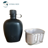 Botella de agua de plástico PE portátil de 1L con taza de aluminio para acampar al aire libre
